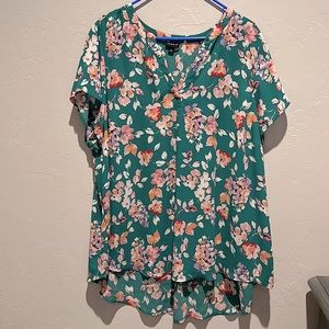Torrid green floral short sleeve hi-lo top size 3